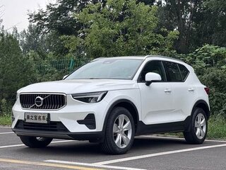 2023 Volvo XC40 I Рестайлинг, белый, 3700000 рублей, вид 3