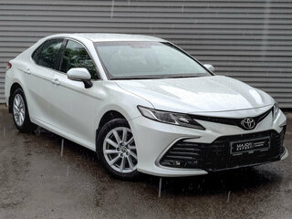 2021 Toyota Camry VIII (XV70) Рестайлинг, белый, 3050000 рублей, вид 3