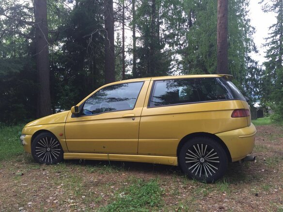 1999 Alfa Romeo 145 I Рестайлинг, жёлтый - вид 1