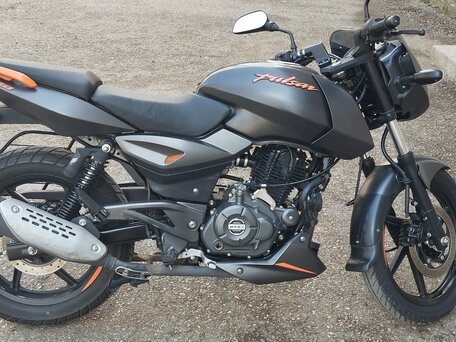 2021 Bajaj Pulsar 180, чёрный, 155000 рублей, вид 1