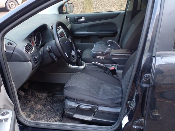 2010 Ford Focus II Рестайлинг, чёрный, 530000 рублей - вид 4