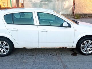 2011 Opel Astra H Рестайлинг, белый, 330900 рублей, вид 4