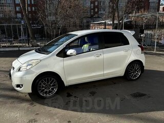 2009 Toyota Vitz II (XP90), белый, 650000 рублей, вид 3