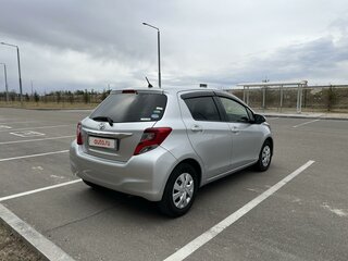 2016 Toyota Vitz III (XP130) Рестайлинг, серебристый, 890000 рублей, вид 5