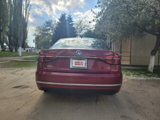 2017 Volkswagen Passat (North America and China) I Рестайлинг, красный, 1850000 рублей, вид 5