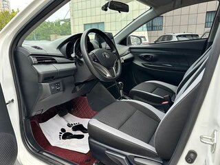 2022 Toyota Yaris L X XP150 Рестайлинг, белый, 1343000 рублей, вид 5