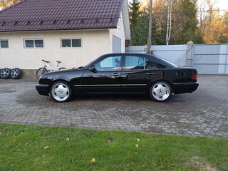 1998 Mercedes-Benz E-Класс 320 II (W210, S210), чёрный, 750000 рублей, вид 3