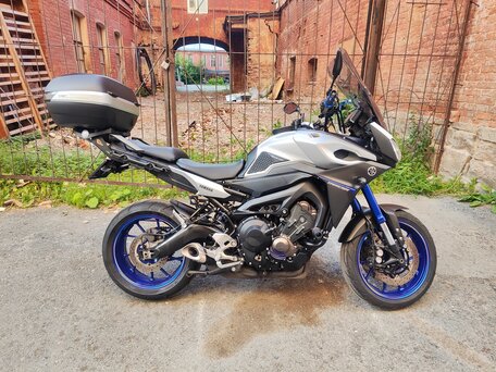 2015 Yamaha MT-09 Tracer (FJ-09), серебристый, 850000 рублей, вид 1