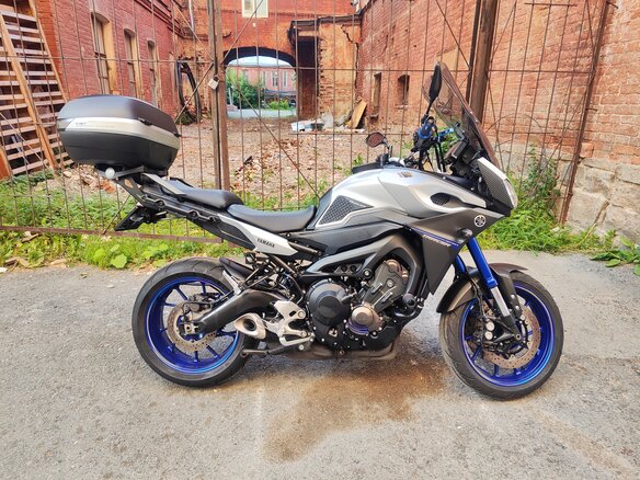 2015 Yamaha MT-09 Tracer (FJ-09), серебристый, 850000 рублей