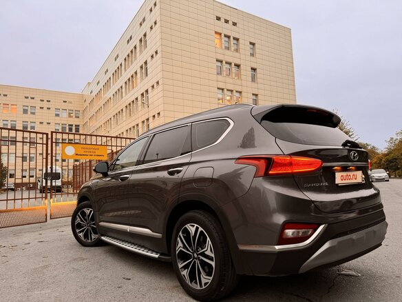 2019 Hyundai Santa Fe IV, серый, 3700000 рублей - вид 5