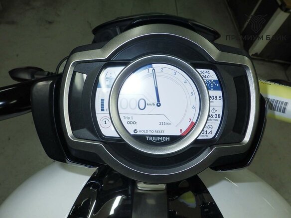 2025 Triumph Rocket 3, белый, 3299000 рублей - вид 6