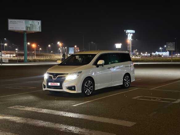 2017 Nissan Elgrand III (E52) Рестайлинг, белый, 3200000 рублей