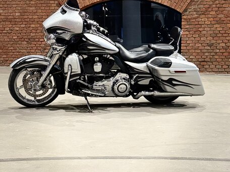 2015 Harley-Davidson CVO Street Glide, серебристый, 1250000 рублей, вид 5