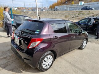 2013 Toyota Vitz III (XP130), красный, 850000 рублей, вид 3