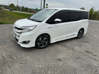 2018 Toyota Noah III (R80) Рестайлинг, белый, 2400000 рублей, вид 1