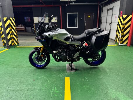 2021 Yamaha MT-09 Tracer (FJ-09), серебристый, 1425000 рублей, вид 2