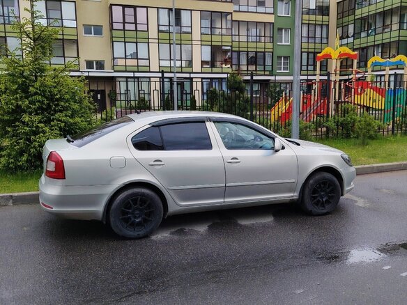 2013 Skoda Octavia DSG7 II (A5) Рестайлинг, серебристый, 900000 рублей - вид 4
