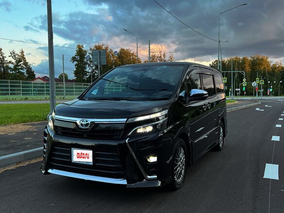 2018 Toyota Voxy III (R80) Рестайлинг, чёрный, 2080000 рублей