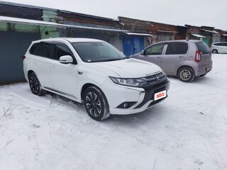 2018 Mitsubishi Outlander PHEV III Рестайлинг 3, белый, 2500000 рублей, вид 2