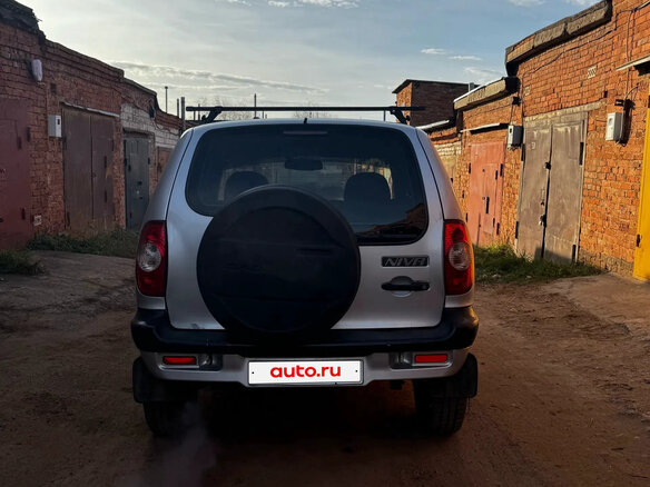2004 Chevrolet Niva I, серебристый, 250000 рублей - вид 3