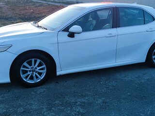 2019 Toyota Camry VIII (XV70), белый, 2100000 рублей, вид 1