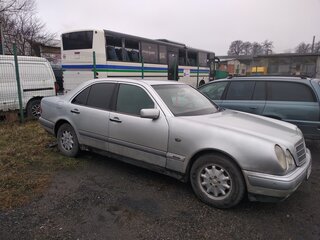 1998 Mercedes-Benz E-Класс 240 II (W210, S210), серебристый, 500000 рублей, вид 3