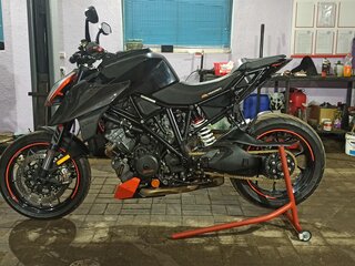 2018 KTM 1290 Super Duke R, чёрный, 1235365 рублей, вид 3