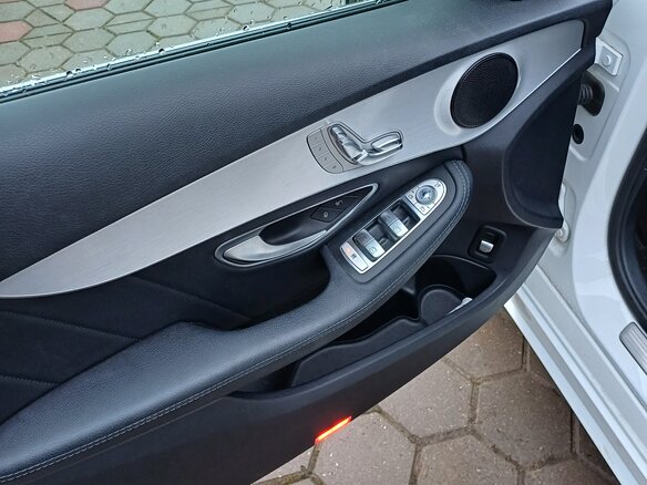 2017 Mercedes-Benz C-Класс 300 IV (W205), белый, 2000000 рублей - вид 7