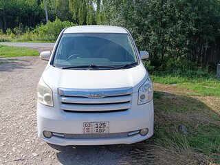 2007 Toyota Noah II (R70), белый, 1300000 рублей, вид 1