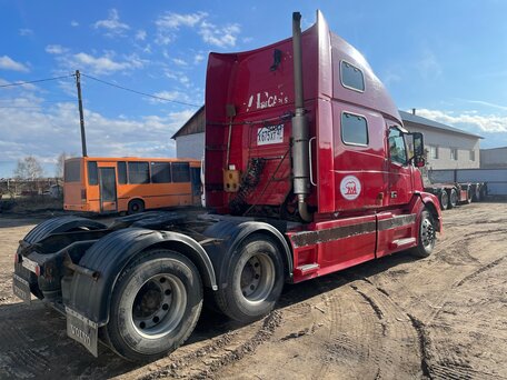 2003 Volvo VNL, красный, 3000000 рублей, вид 3