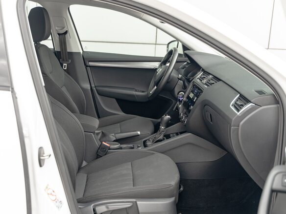 2017 Skoda Octavia III (A7) Рестайлинг, белый - вид 11