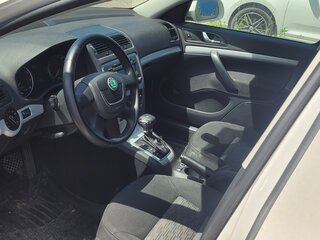 2011 Skoda Octavia II (A5) Рестайлинг, белый, 940000 рублей, вид 3