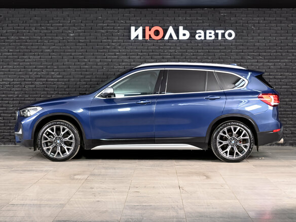 2021 BMW X1 20i xDrive II (F48) Рестайлинг, синий - вид 8