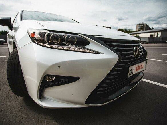 2016 Lexus ES 250 VI Рестайлинг, белый, 3100000 рублей - вид 1