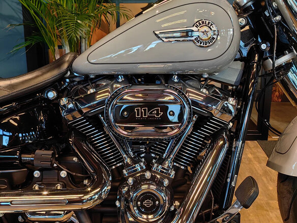 2024 Harley-Davidson Fat Boy, серебристый, 3300000 рублей - вид 3