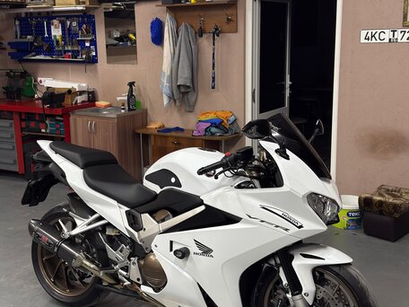 2017 Honda VFR 800, белый, 999000 рублей, вид 2