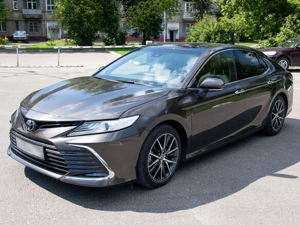 2022 Toyota Camry VIII (XV70) Рестайлинг, коричневый, 5600000 рублей - вид 4