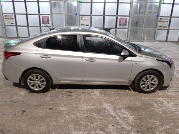 2018 Hyundai Solaris II, серебристый, 1500000 рублей - вид 4