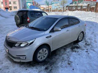 2016 Kia Rio III Рестайлинг, серебристый, 950000 рублей, вид 4