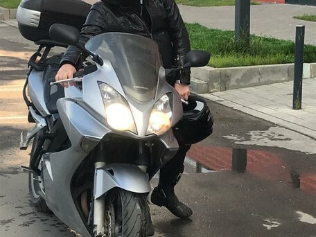 2005 Honda VFR 800, серебристый, 580000 рублей, вид 1