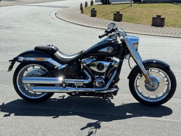 2026 Harley-Davidson Fat Boy, чёрный, 3299000 рублей - вид 3