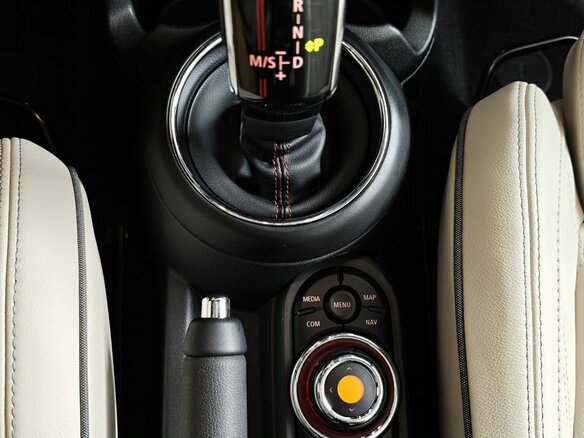 2021 Mini Hatch Cooper S III (F55/F56) Рестайлинг, чёрный - вид 16