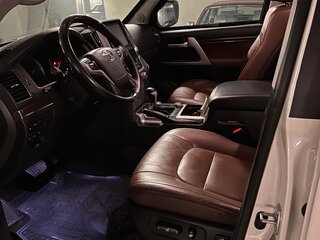 2017 Toyota Land Cruiser 200 Series Рестайлинг 2, белый, 18000000 рублей, вид 4