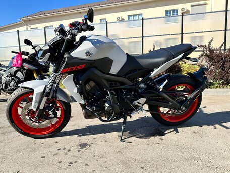2020 Yamaha MT-09 (FZ-09), серый, 1000000 рублей, вид 4