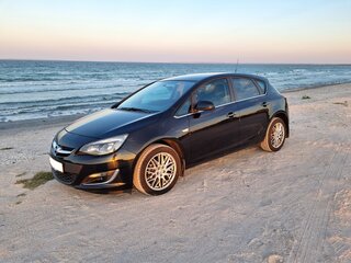 2013 Opel Astra J Рестайлинг, чёрный, 950000 рублей, вид 1