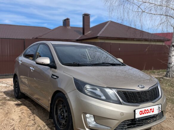 2013 Kia Rio 5-speed III, бежевый, 550000 рублей - вид 2