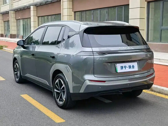 2025 Aion Y Plus 58.9 kWh, серебристый, 1448069 рублей - вид 3