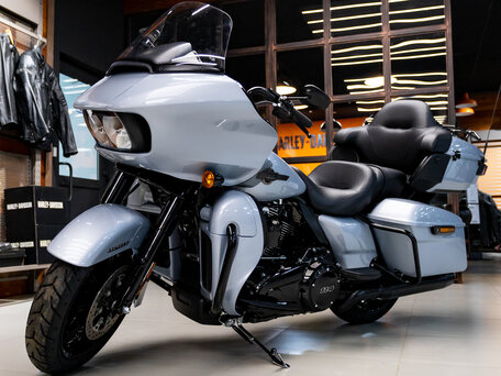 2023 Harley-Davidson Road Glide Limited, серебристый, 3150000 рублей, вид 2