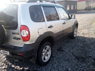 2011 Chevrolet Niva I Рестайлинг, серебристый, 650000 рублей, вид 1