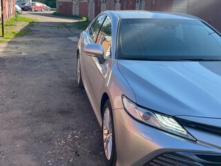 2019 Toyota Camry VIII (XV70), серебристый, 3250000 рублей, вид 2